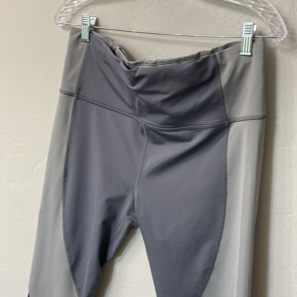 Athleta grey crop leggings size large. - Picture 4 of 14